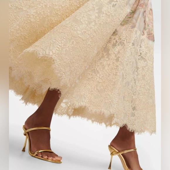 🌸AVAILABLE FOR HIRE🌸 Runway Luminosity Lyrical Corded Lace Gown - Picture 14 of 16